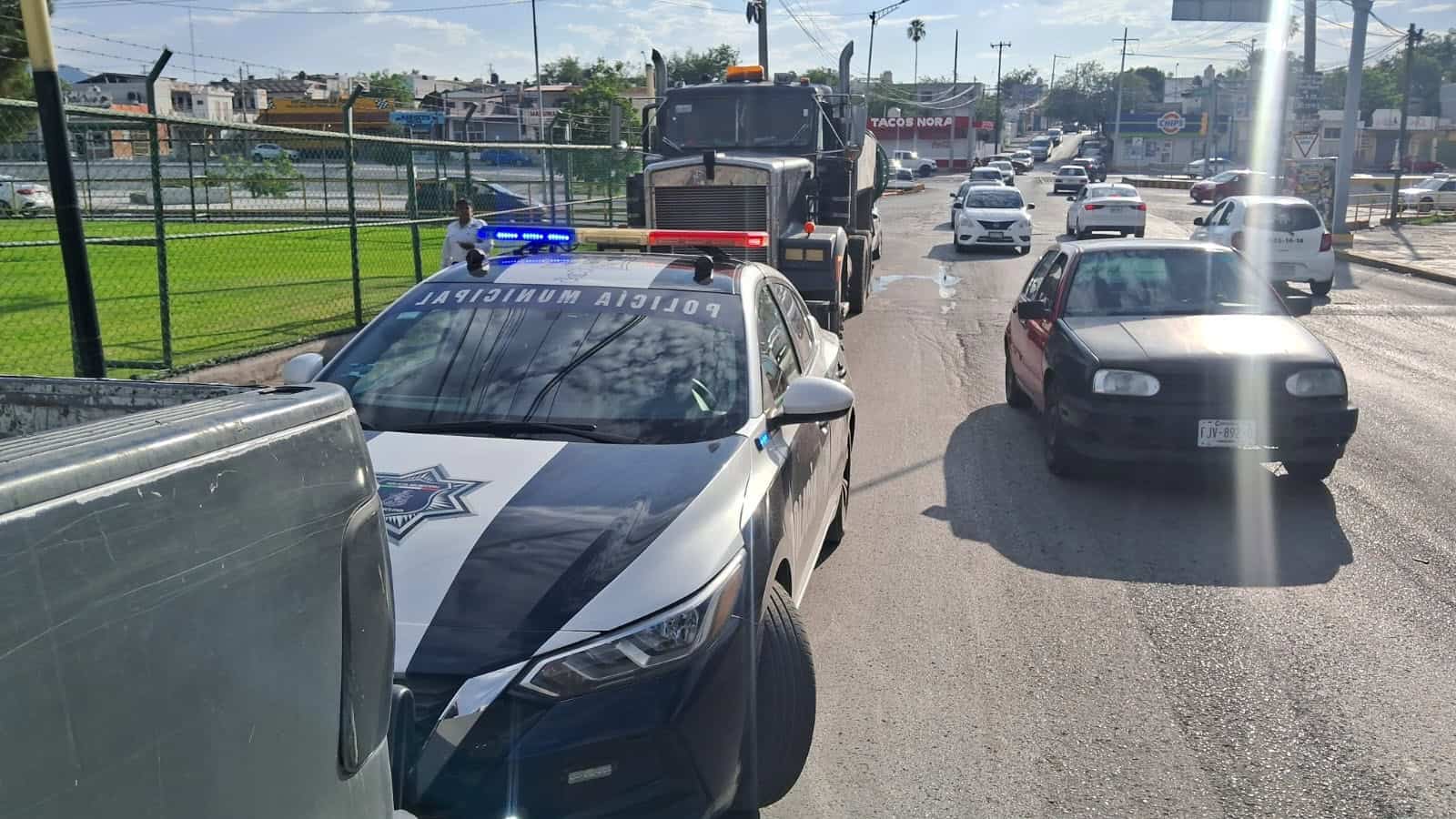 Choque de pipa de agua y autom&oacute;vil en Monclova deja da&ntilde;os materiales