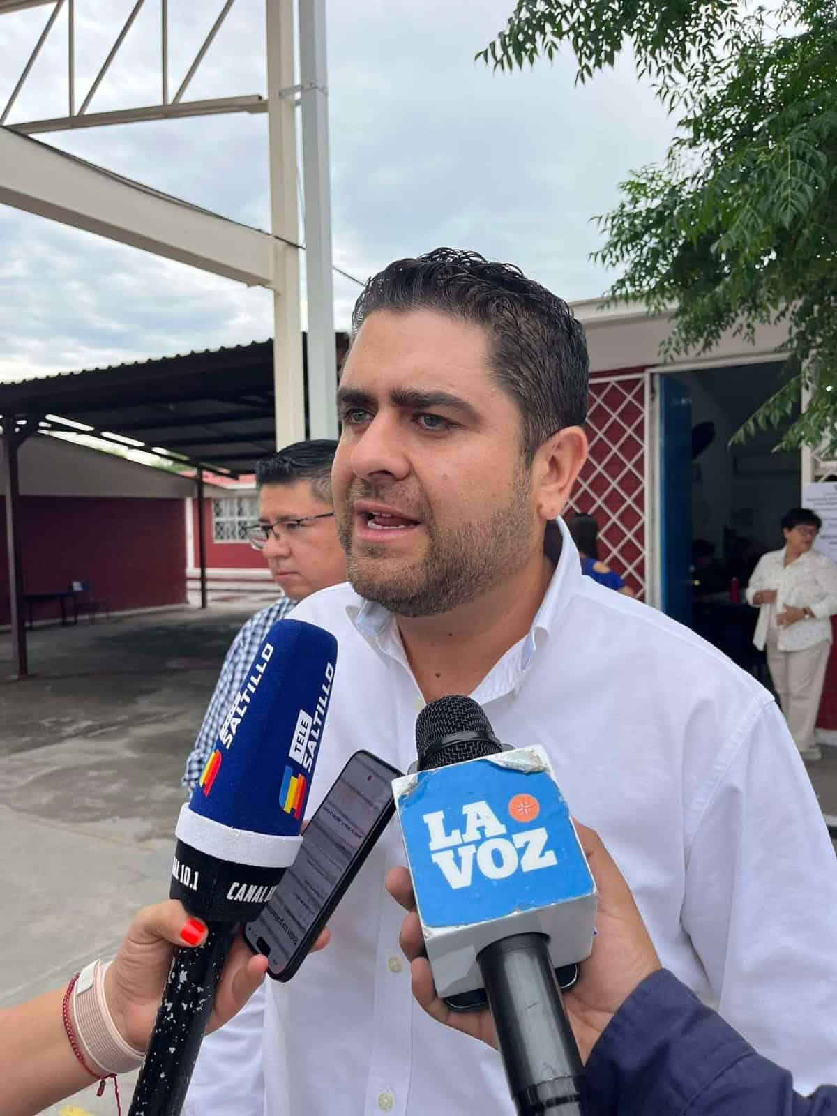 Eduardo Medrano emite su voto en Saltillo durante jornada electoral
