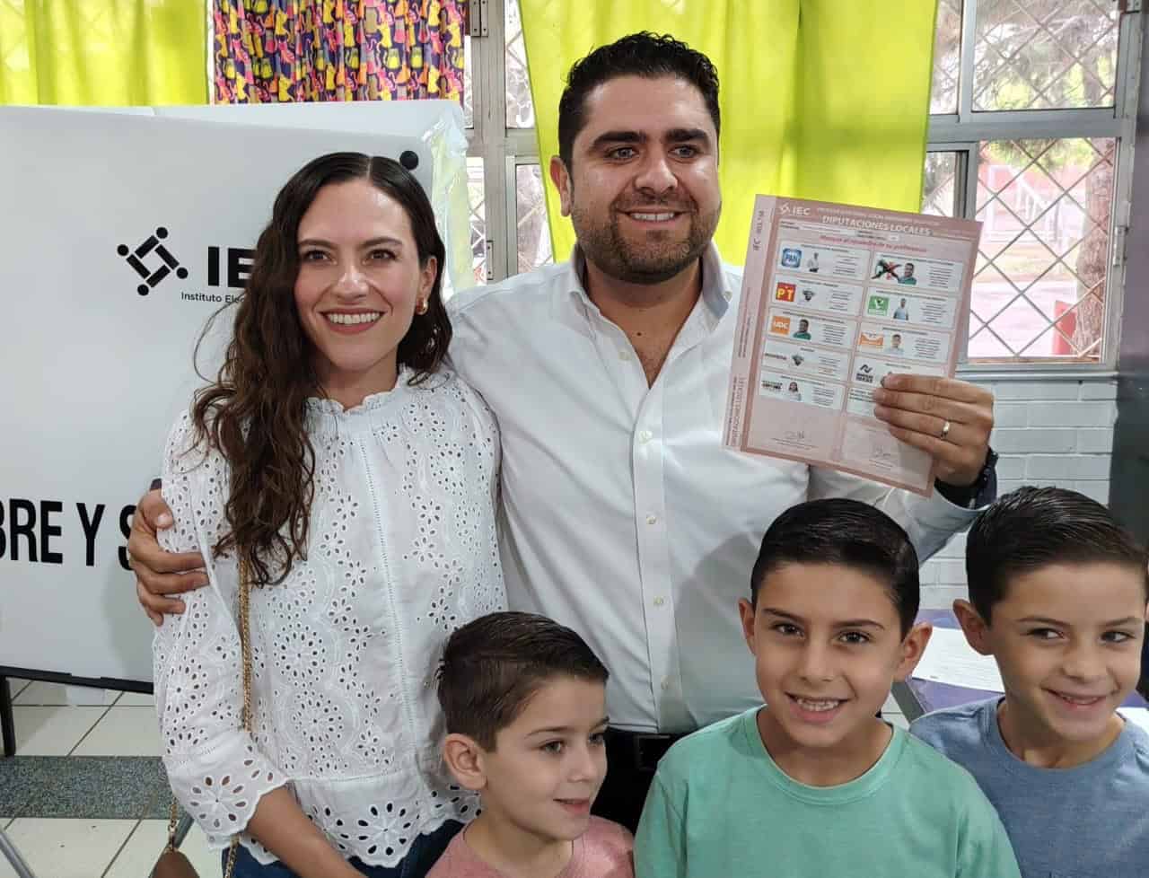 Eduardo Medrano emite su voto en Saltillo durante jornada electoral