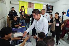 Eduardo Medrano emite su voto en Saltillo durante jornada electoral