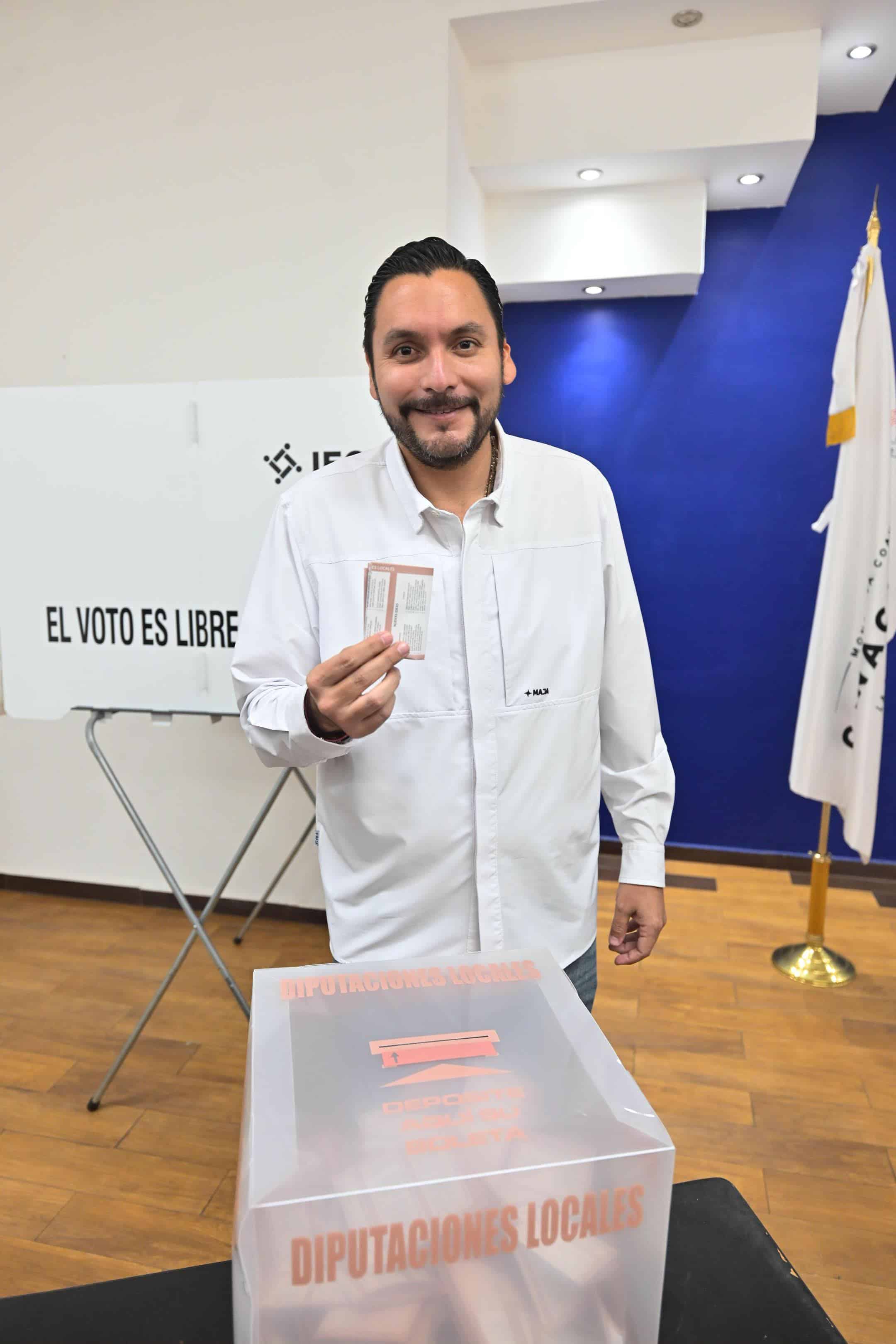 Participaci&oacute;n ciudadana: Carlos Villarreal acude a votar en Coahuila