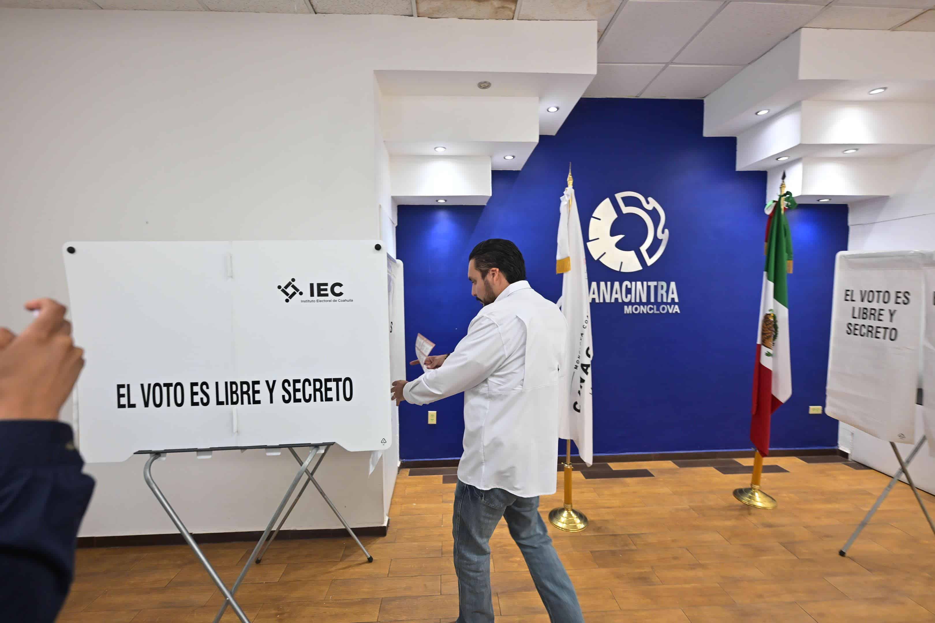 Participaci&oacute;n ciudadana: Carlos Villarreal acude a votar en Coahuila