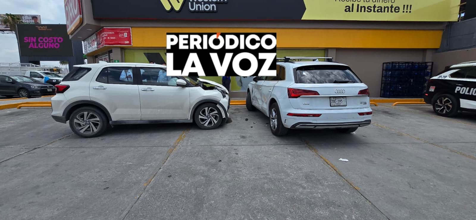 Se sube a banqueta y destroza Audi