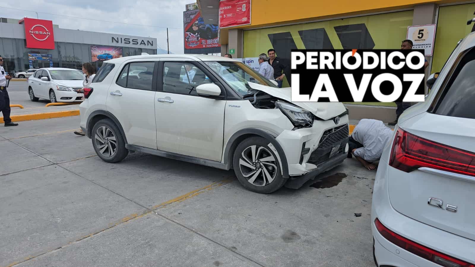 Se sube a banqueta y destroza Audi