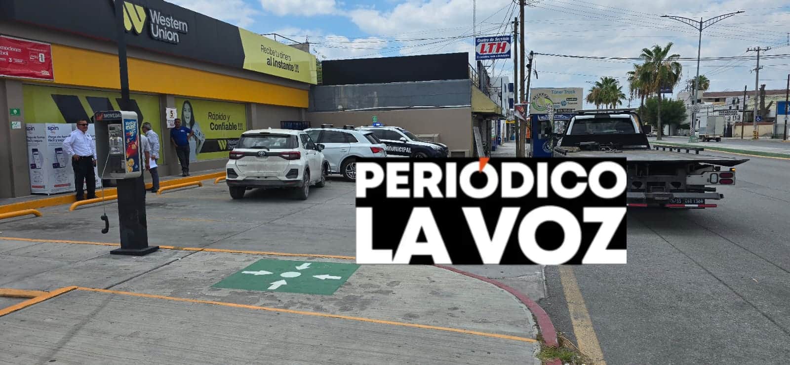 Se sube a banqueta y destroza Audi
