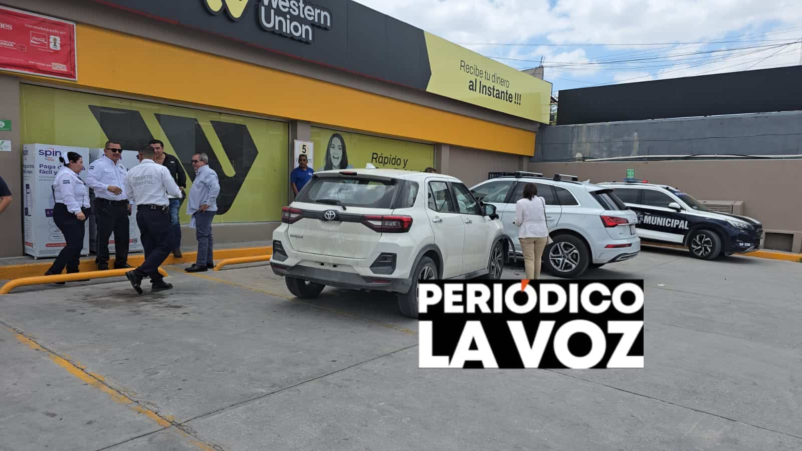 Se sube a banqueta y destroza Audi