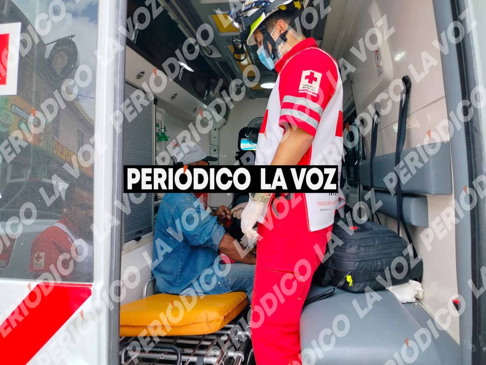Tumba abuelito a motociclista