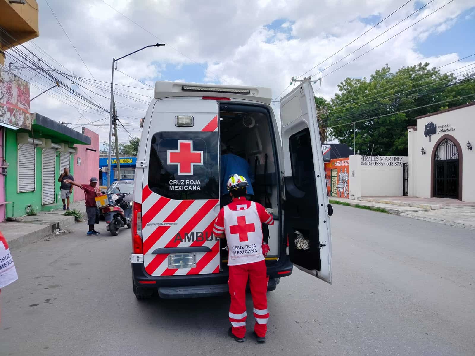 Tumba abuelito a motociclista