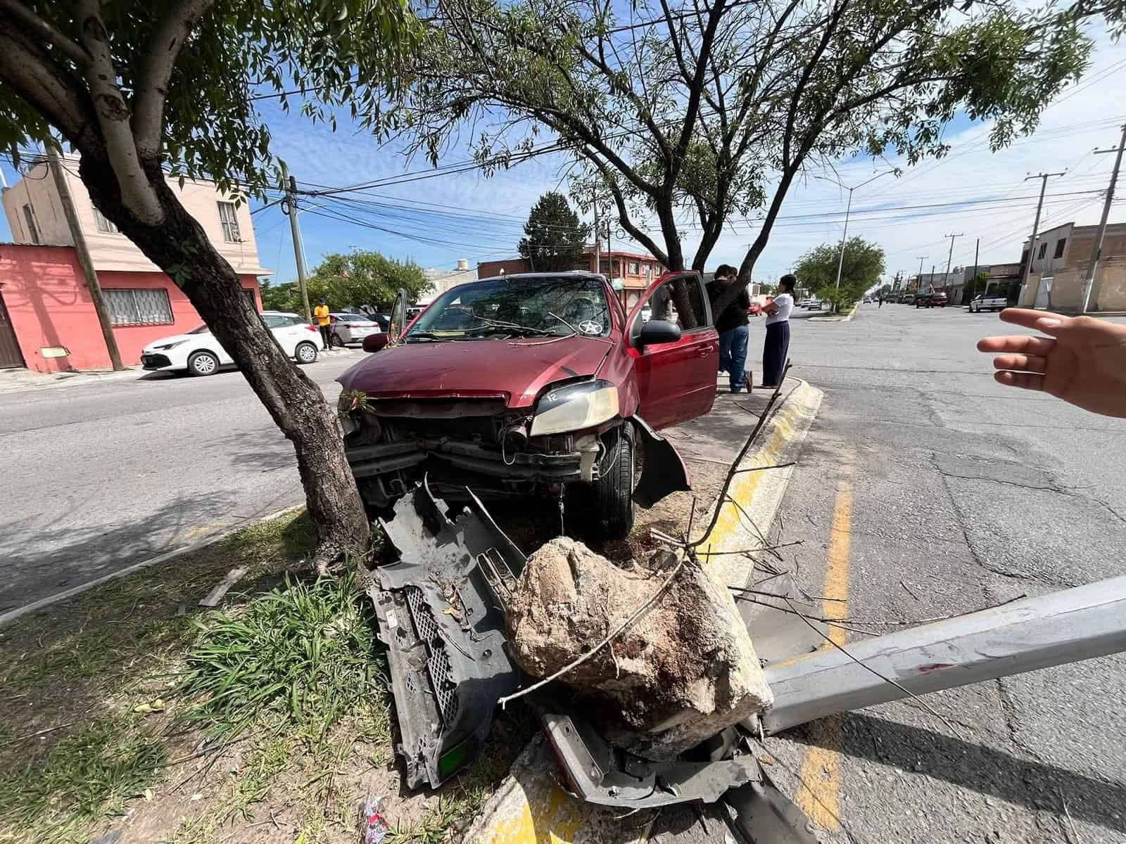Accidente vial en Saltillo: taxi y autom&oacute;vil colisionan en calles