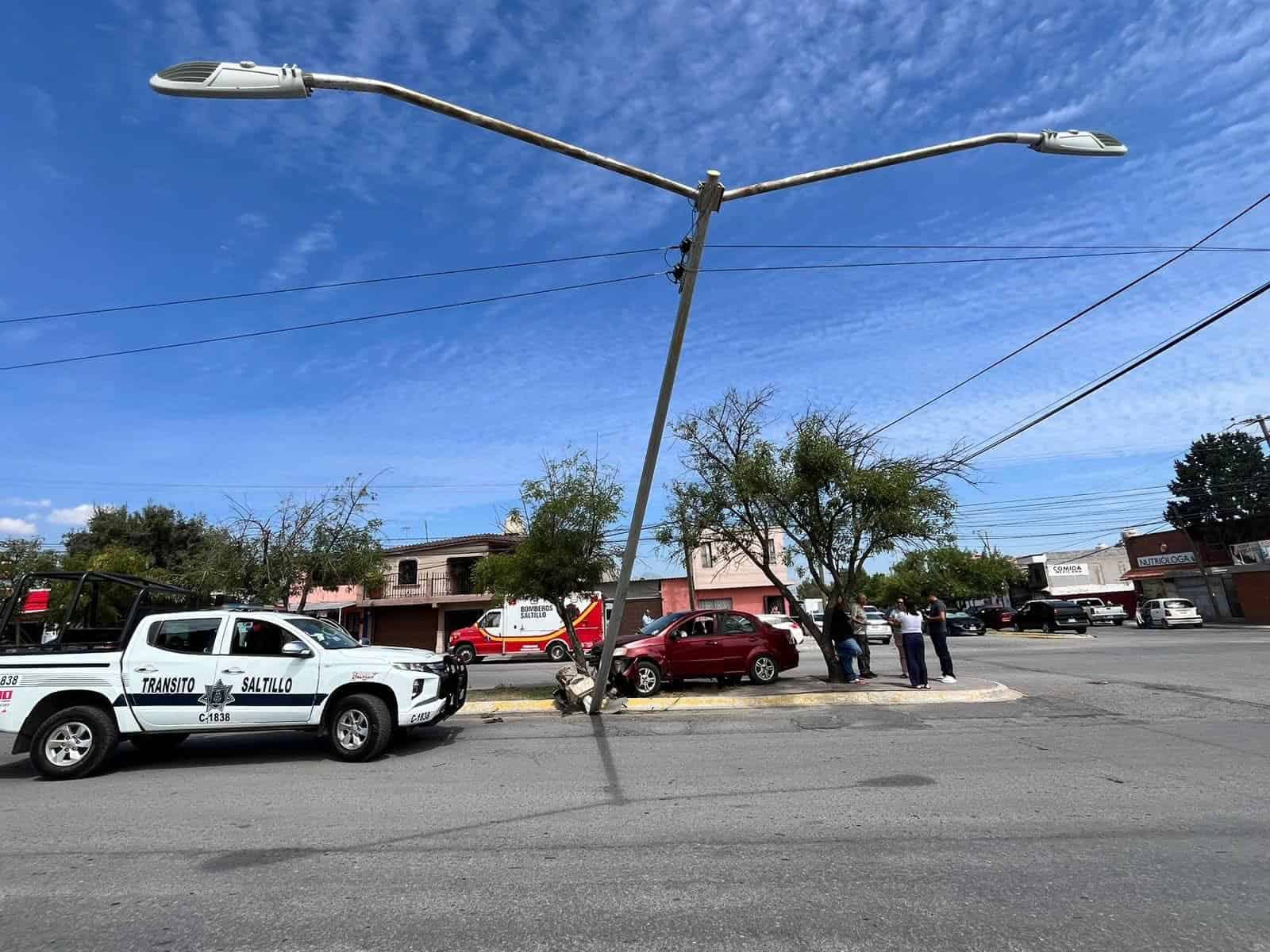Accidente vial en Saltillo: taxi y autom&oacute;vil colisionan en calles