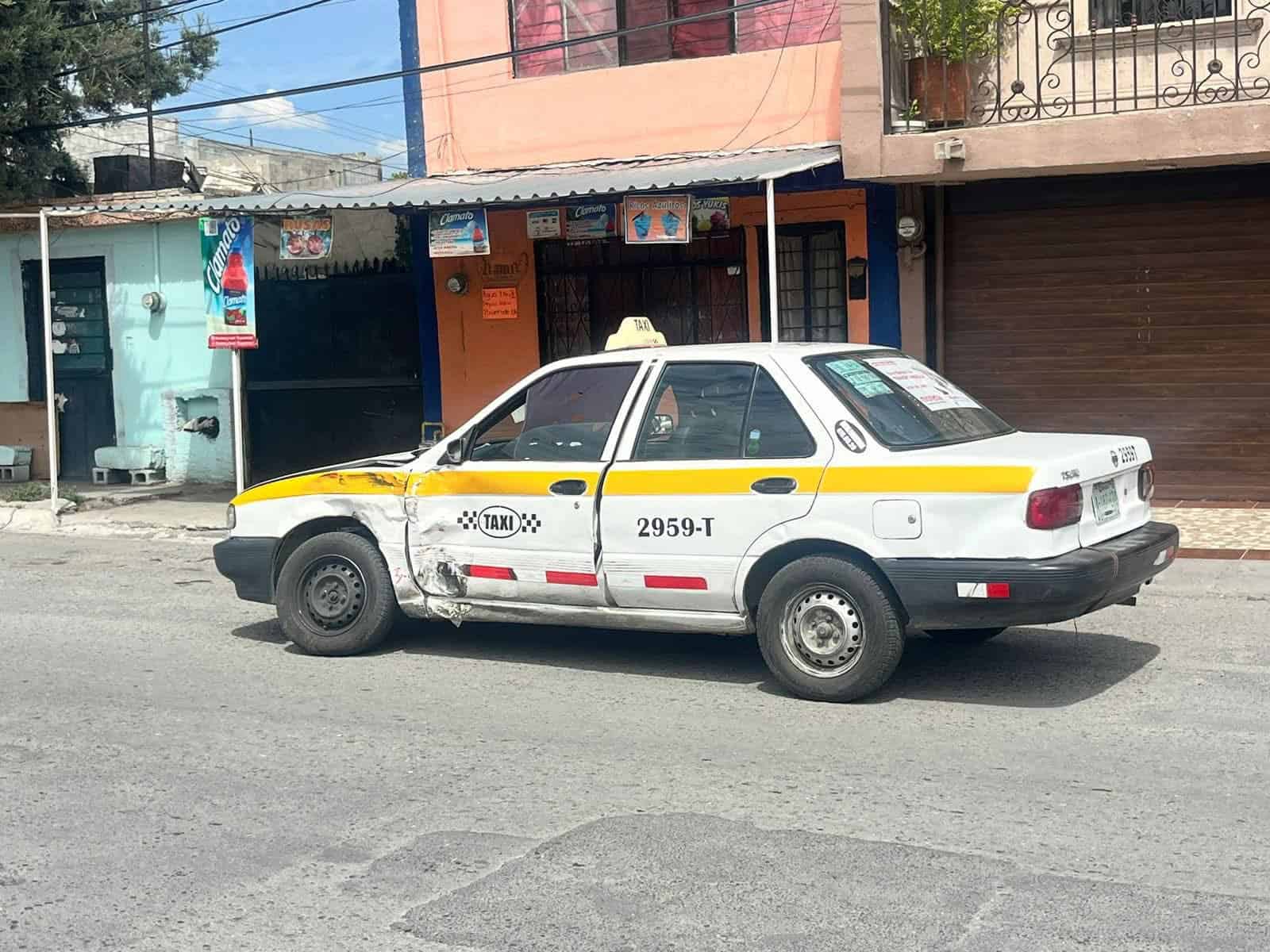 Accidente vial en Saltillo: taxi y autom&oacute;vil colisionan en calles