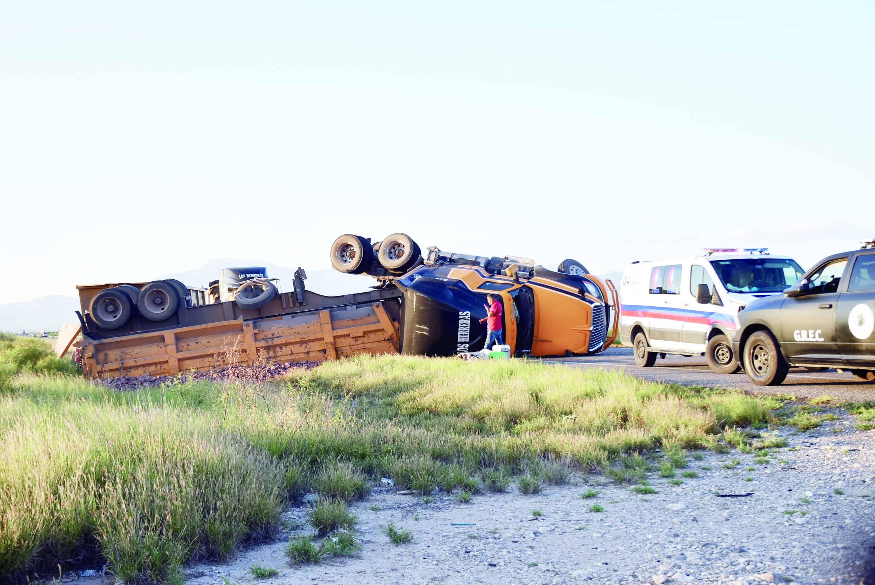 Volcadura de tr&aacute;iler deja da&ntilde;os en Casta&ntilde;os