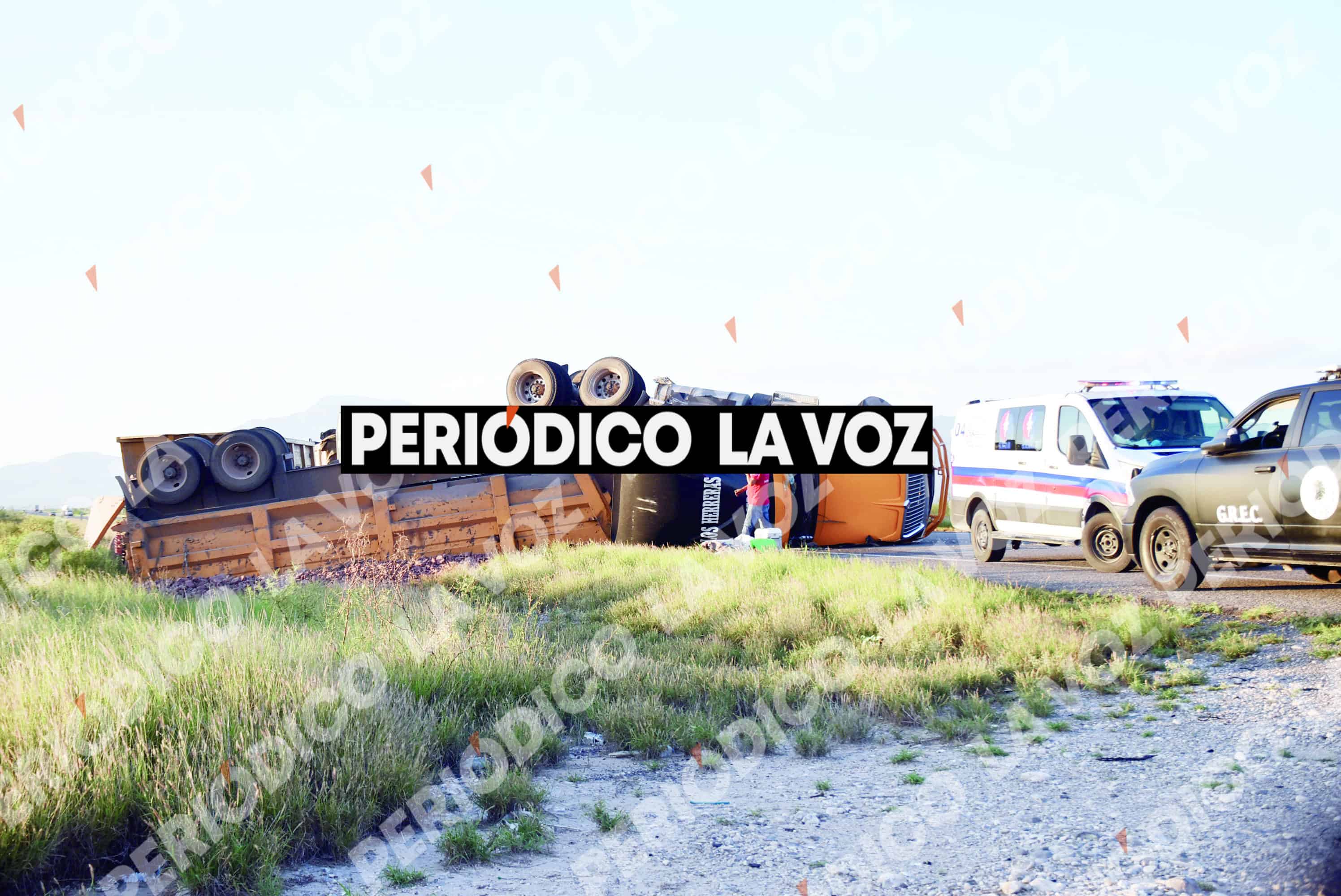Volcadura de tr&aacute;iler deja da&ntilde;os en Casta&ntilde;os