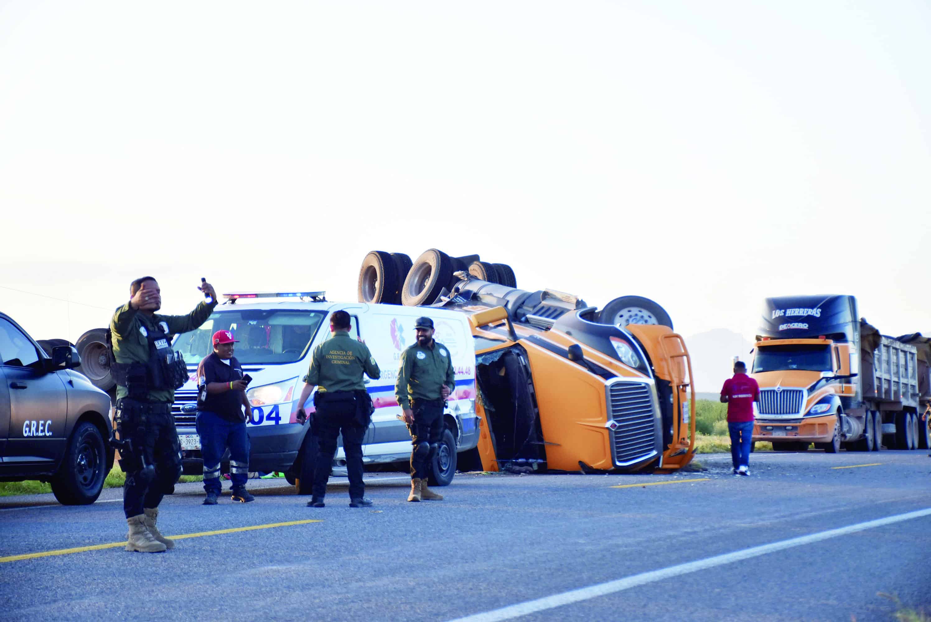 Volcadura de tr&aacute;iler deja da&ntilde;os en Casta&ntilde;os
