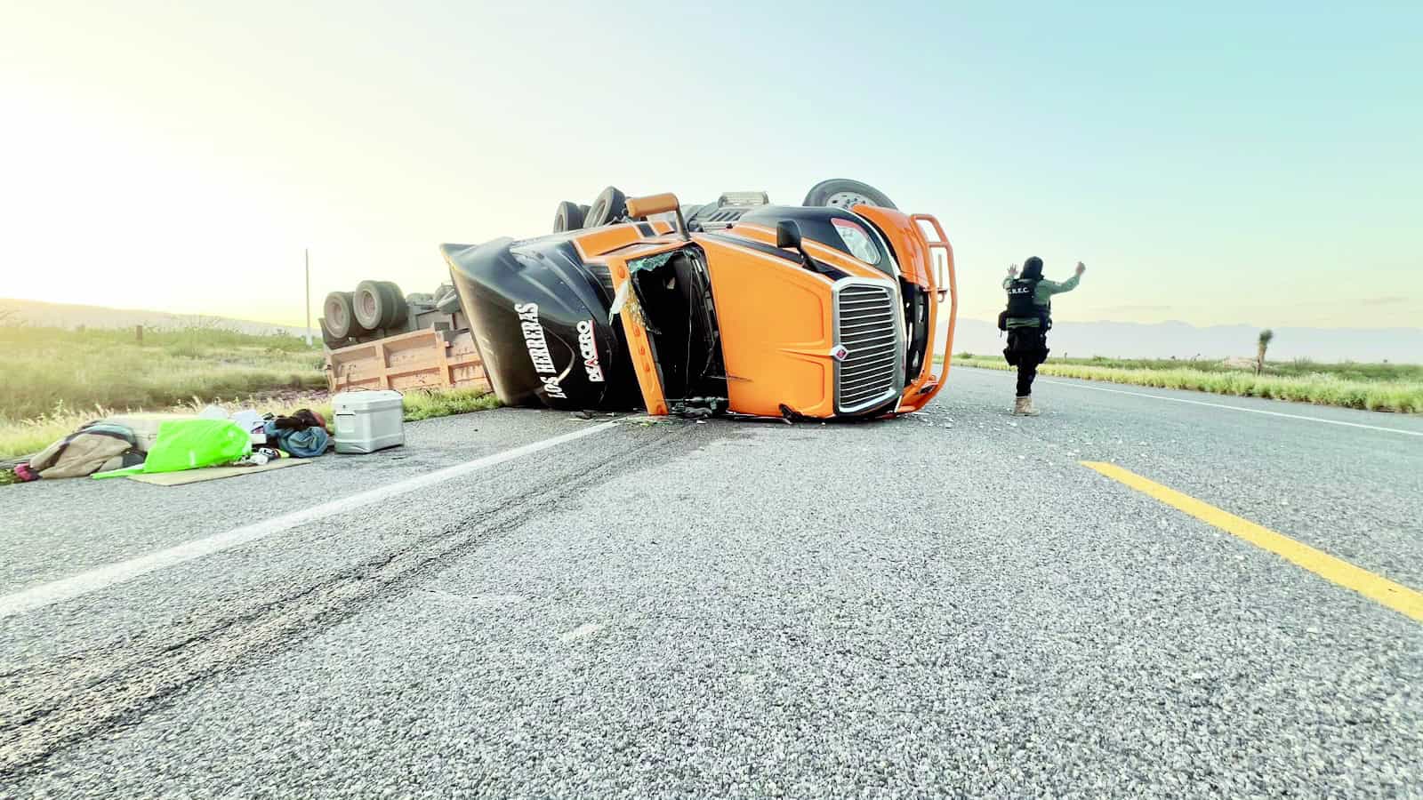 Volcadura de tr&aacute;iler deja da&ntilde;os en Casta&ntilde;os