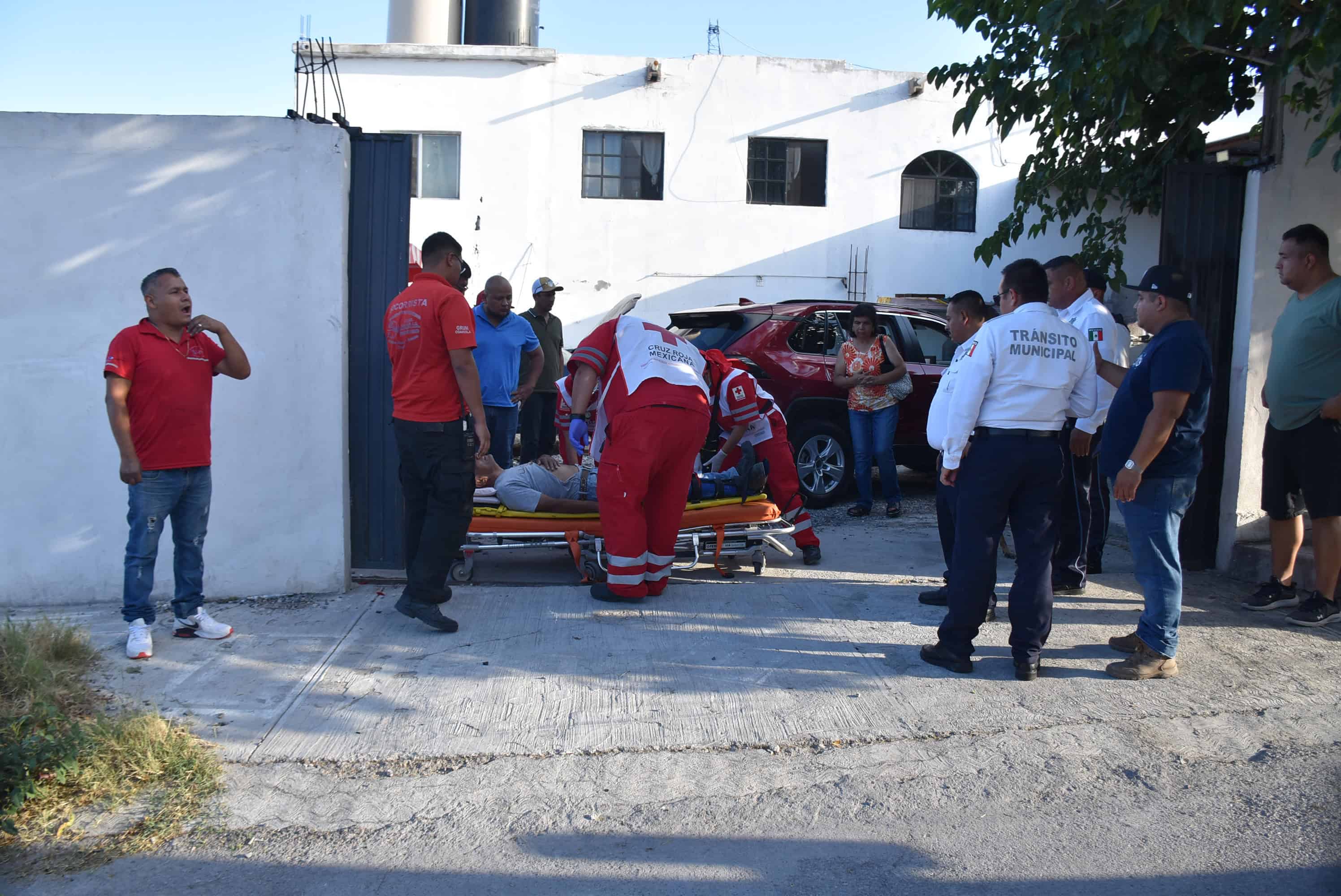 Mec&aacute;nico sobrevive tras quedar atrapado por veh&iacute;culo en taller