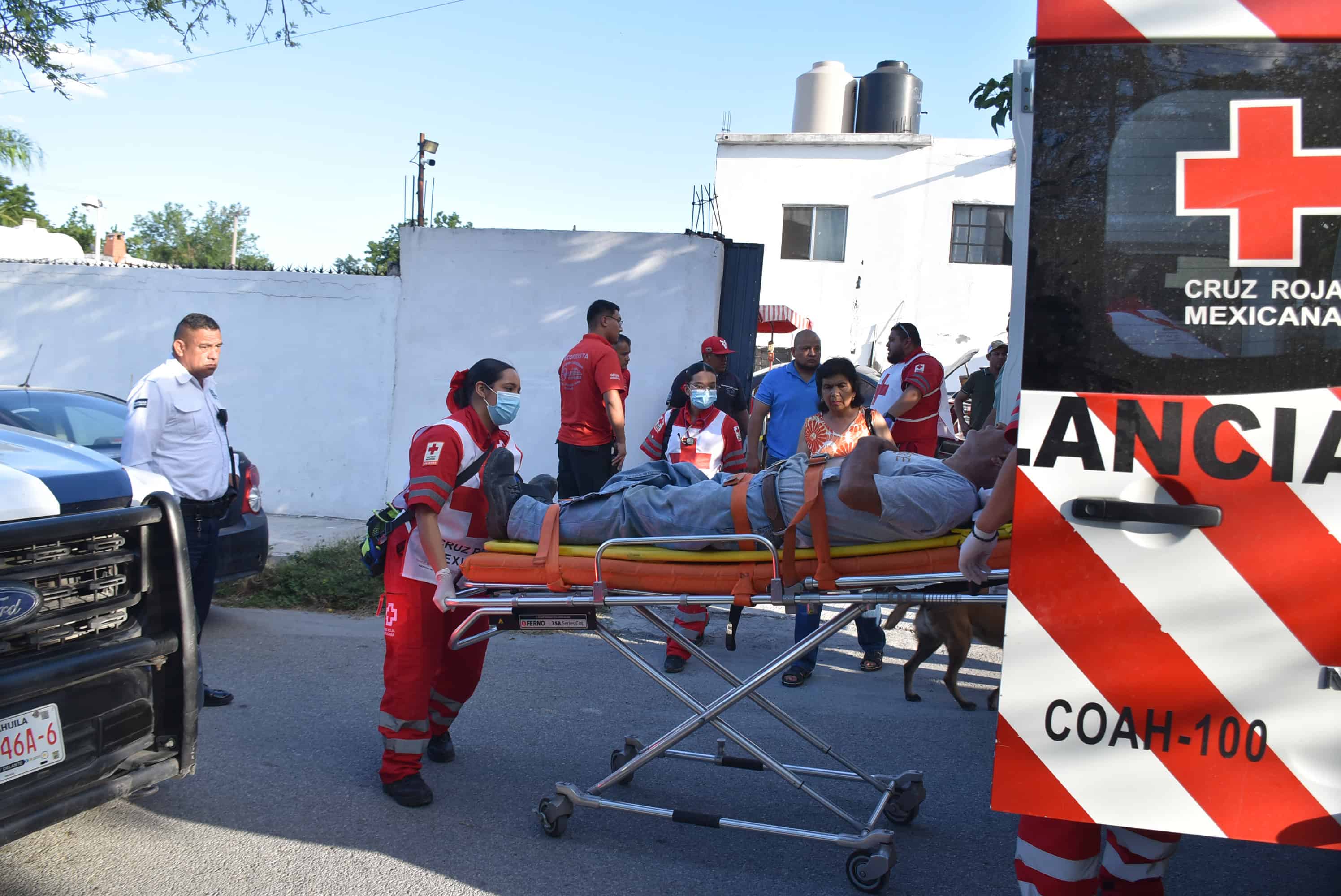 Mec&aacute;nico sobrevive tras quedar atrapado por veh&iacute;culo en taller