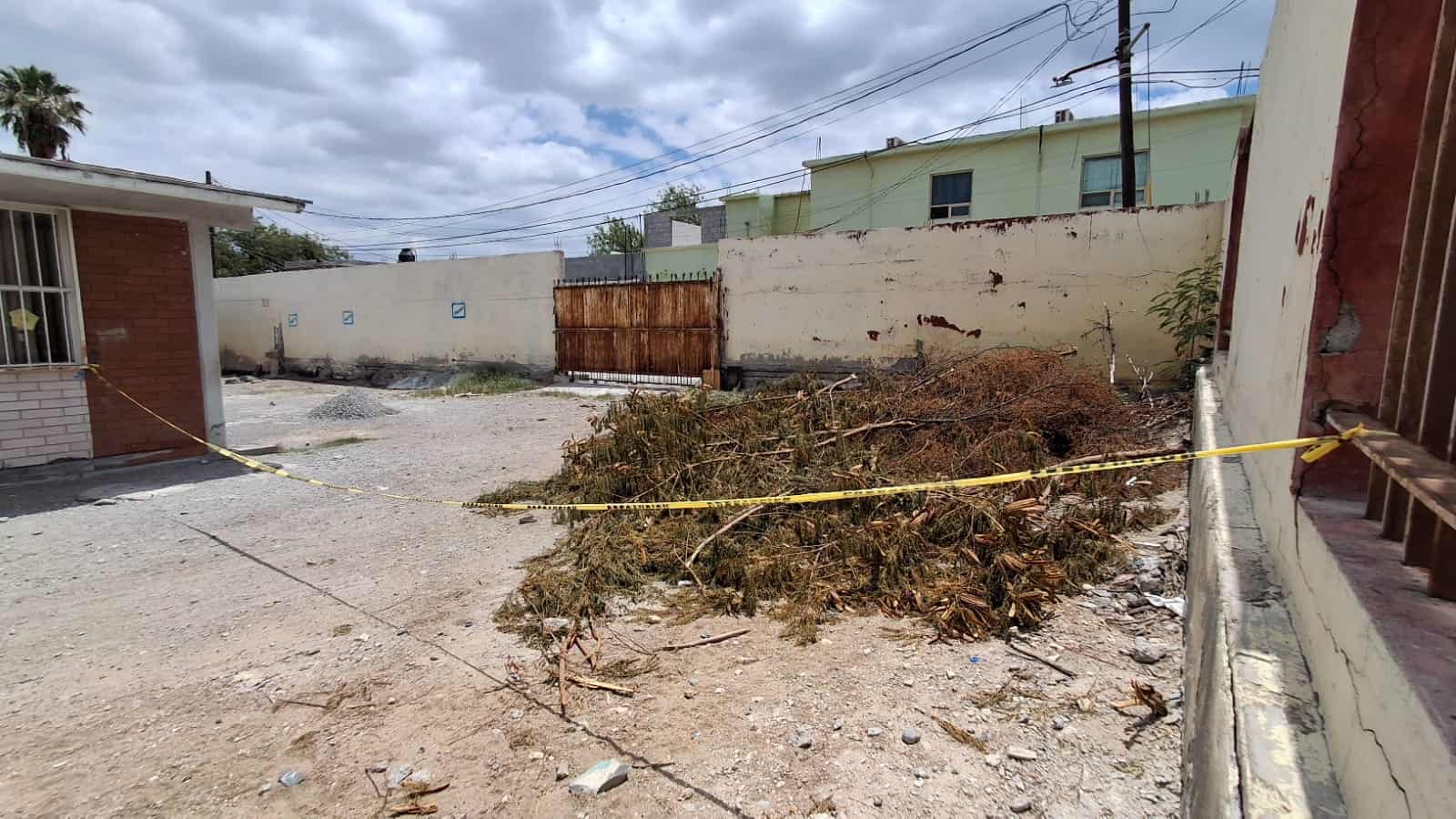 Padres exigen reparaci&oacute;n de barda en mal estado: riesgo para alumnos