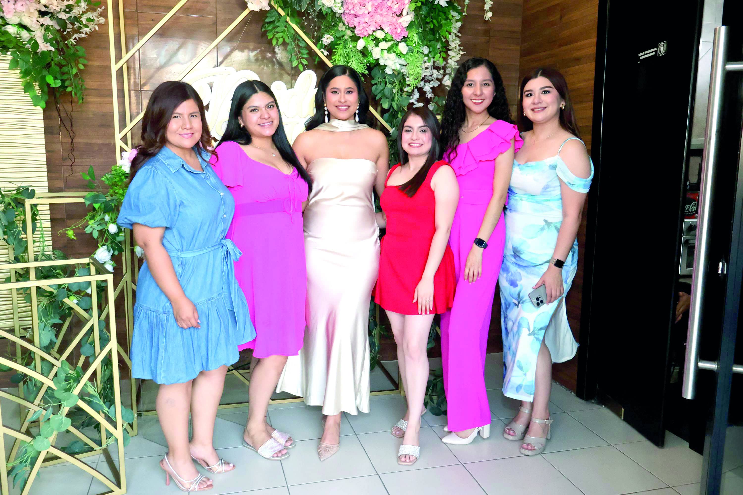 Monserrat Ramos celebra su fiesta prenupcial en un ambiente festivo