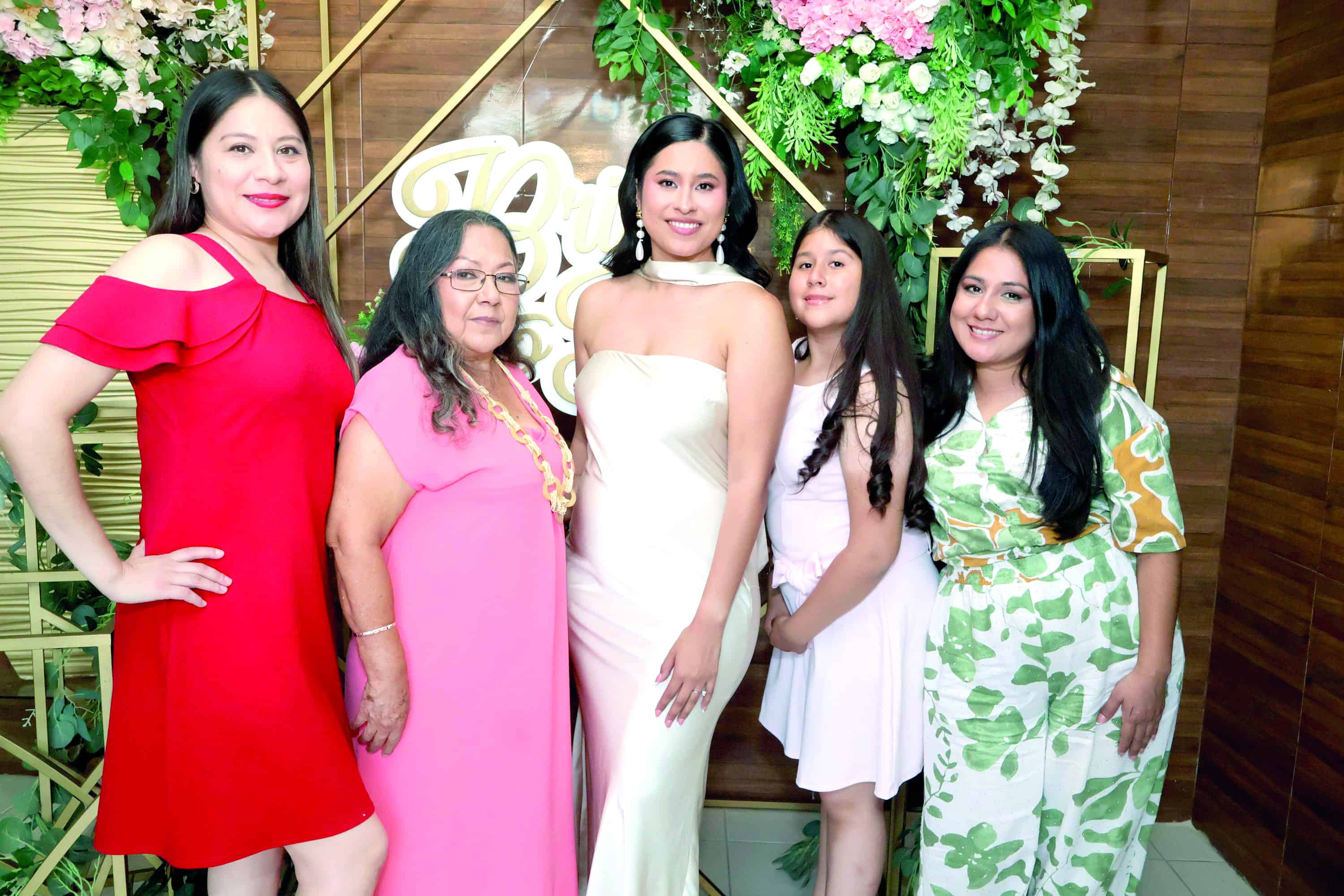 Monserrat Ramos celebra su fiesta prenupcial en un ambiente festivo