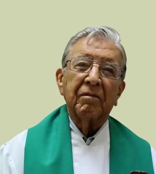 Sufre sacerdote paro card&iacute;aco