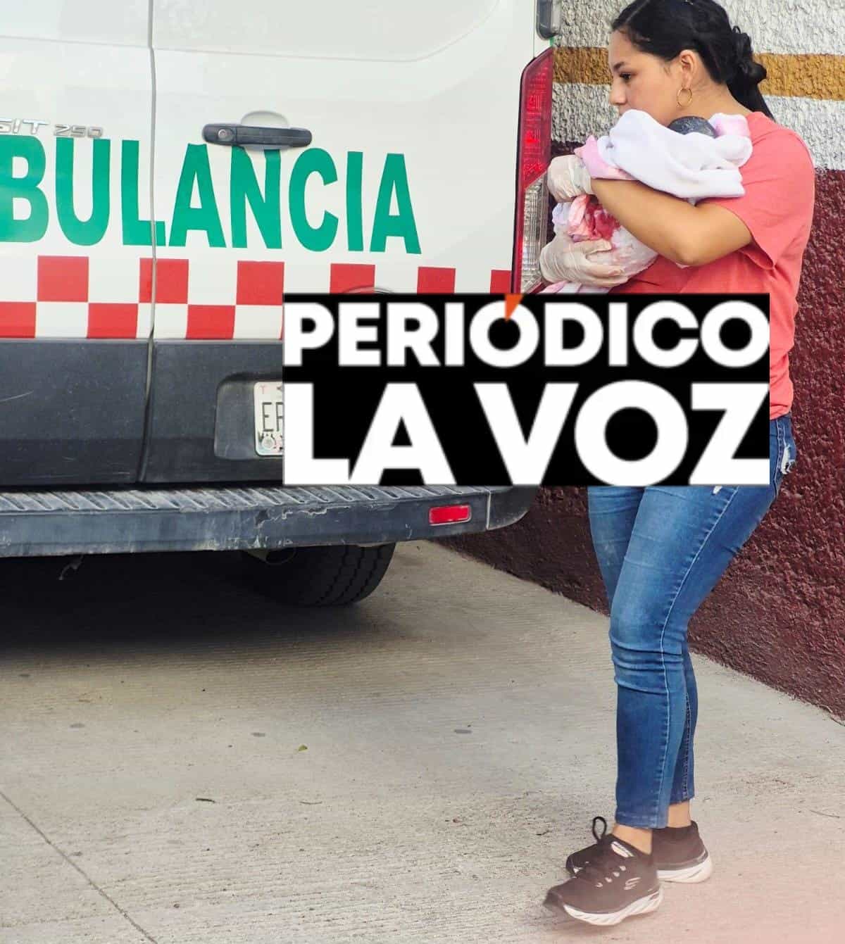 Polic&iacute;a asiste parto y recibe a bebita