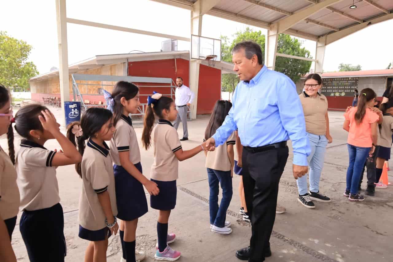 Alcalde &Oacute;scar R&iacute;os impulsa proyectos educativos en Nuevo Rosita