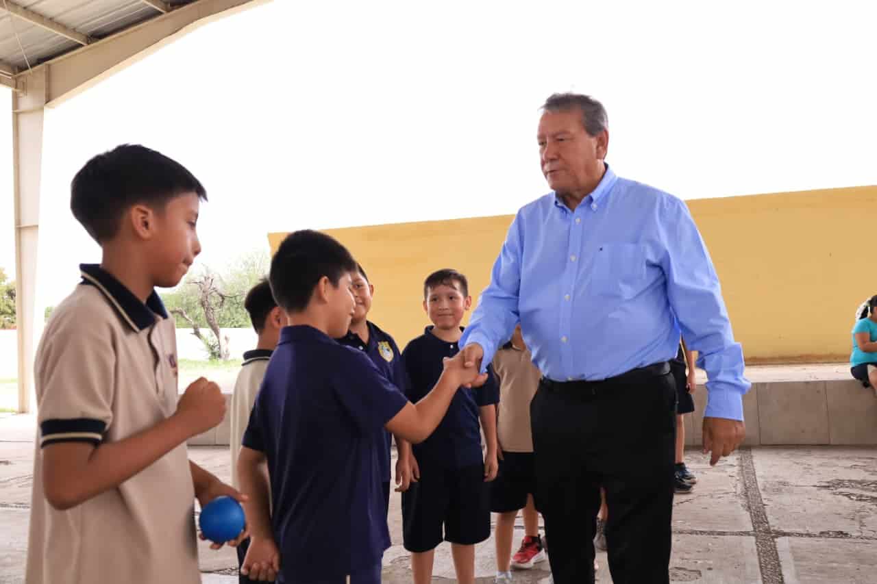 Alcalde &Oacute;scar R&iacute;os impulsa proyectos educativos en Nuevo Rosita