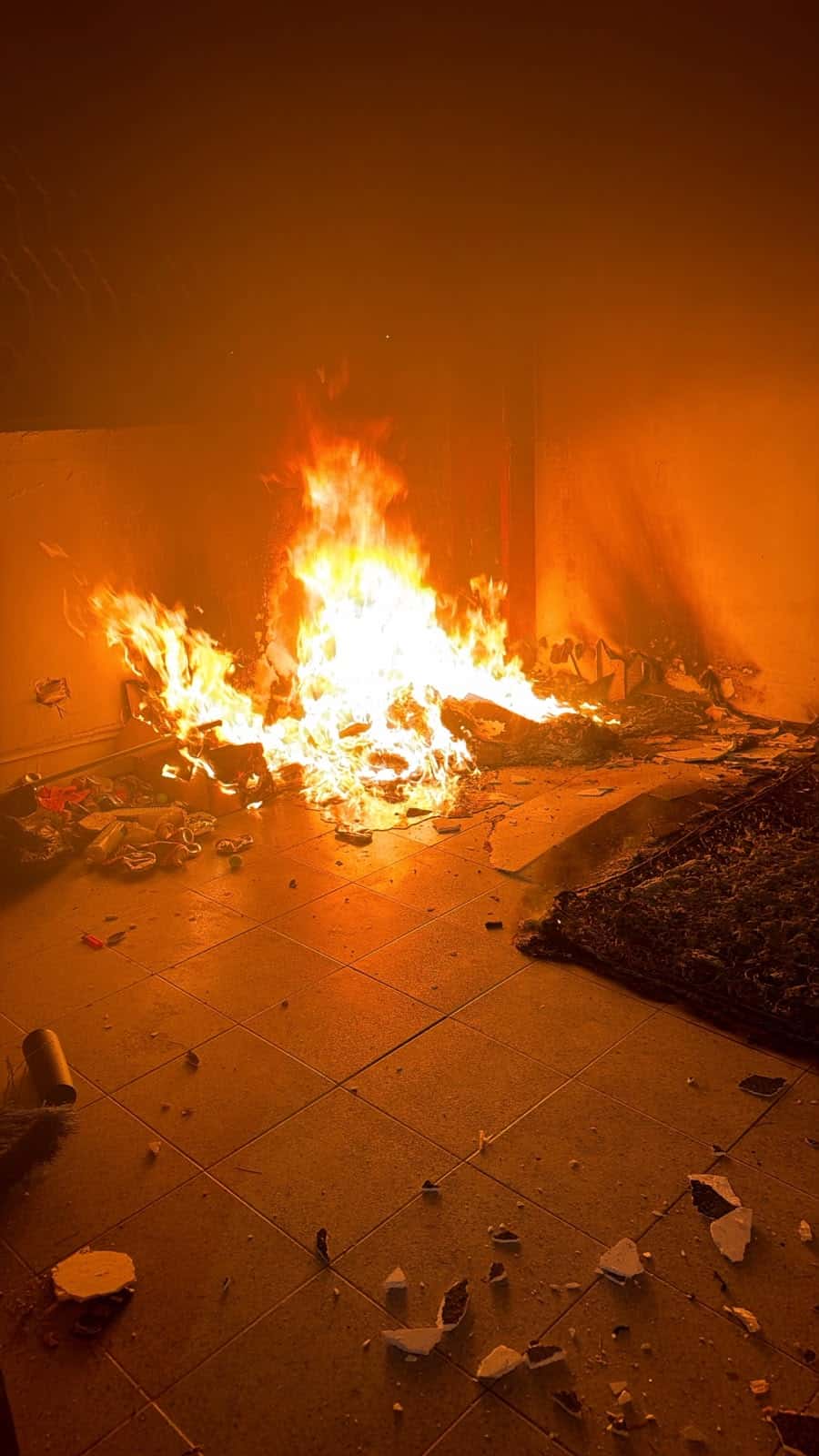 Incendio en Monclova: Bomberos controlan siniestro en antiguo centro del IMSS