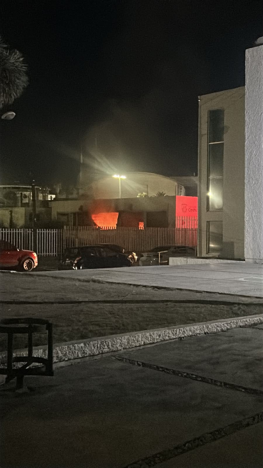 Incendio en Monclova: Bomberos controlan siniestro en antiguo centro del IMSS