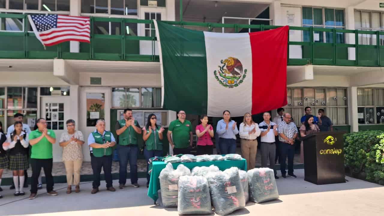 Estudiantes de Monclova reciben playeras Coahuila Pal&acute; Mundial