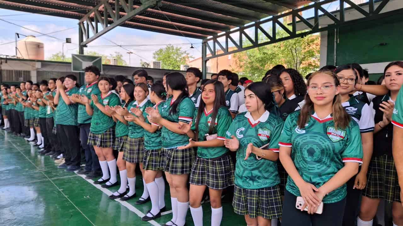 Estudiantes de Monclova reciben playeras Coahuila Pal&acute; Mundial