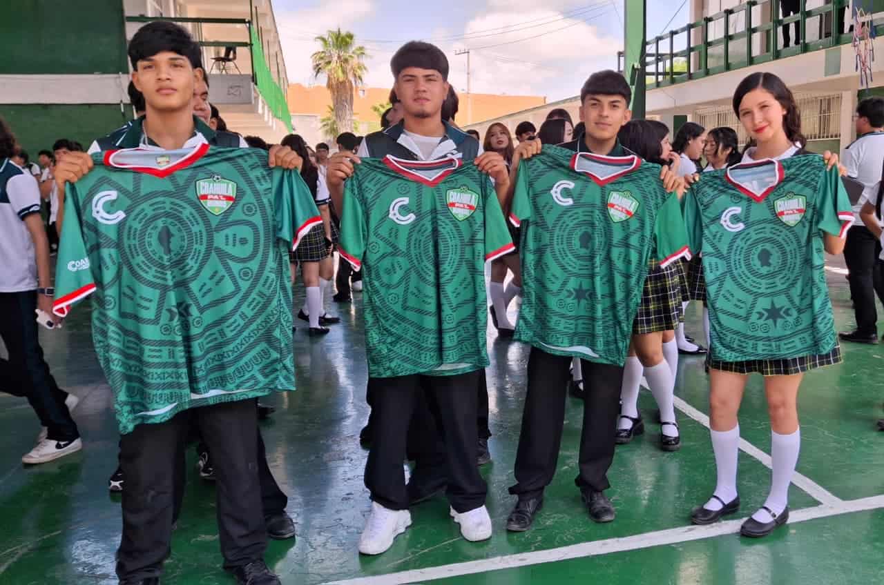 Estudiantes de Monclova reciben playeras Coahuila Pal&acute; Mundial
