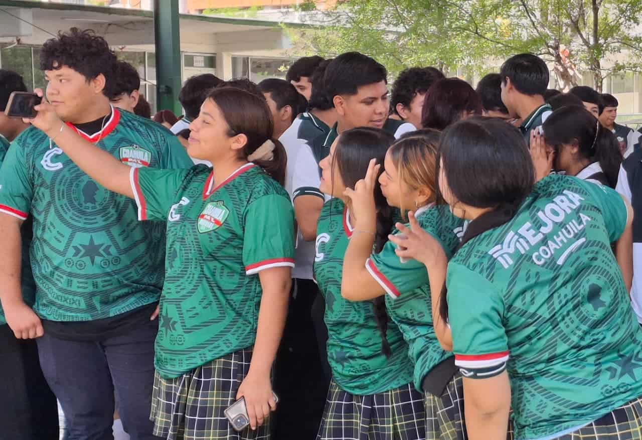 Estudiantes de Monclova reciben playeras Coahuila Pal&acute; Mundial