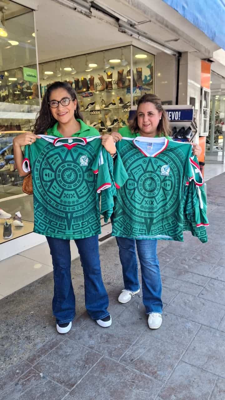 Aficionados en Monclova buscan camisetas para el Mundial 2026