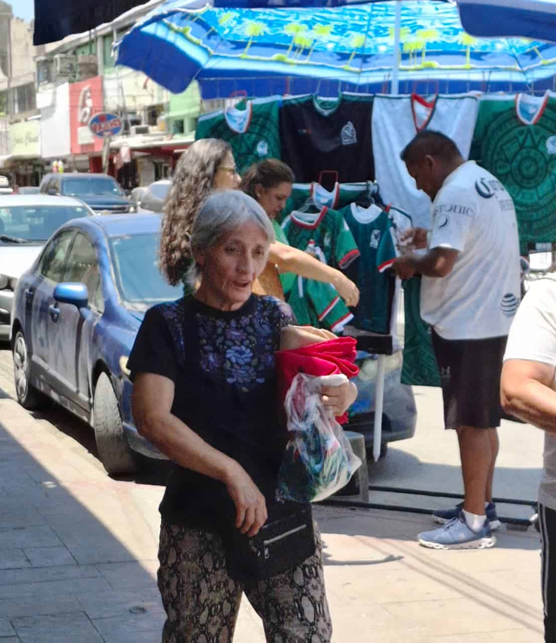 Aficionados en Monclova buscan camisetas para el Mundial 2026