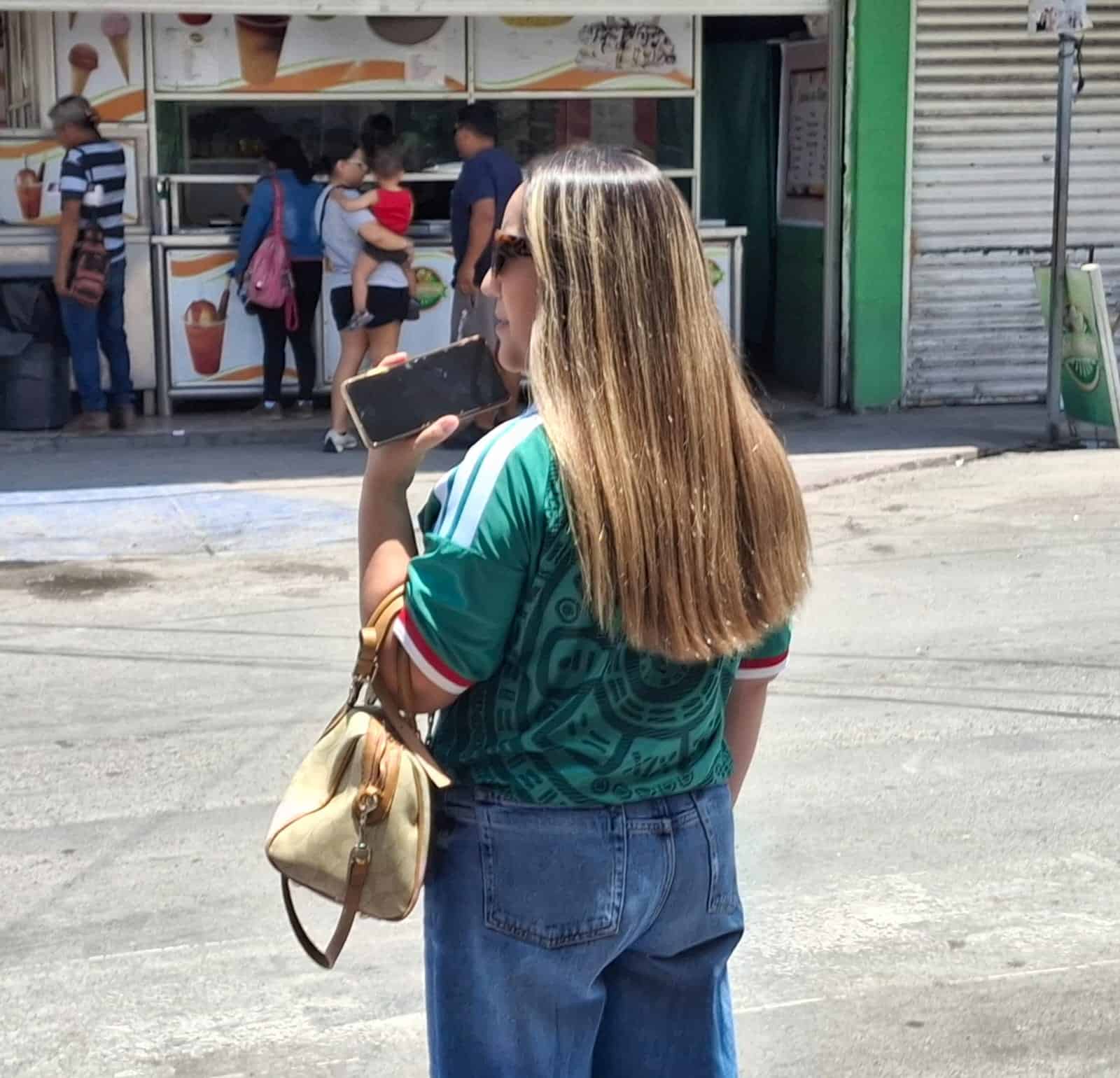 Aficionados en Monclova buscan camisetas para el Mundial 2026