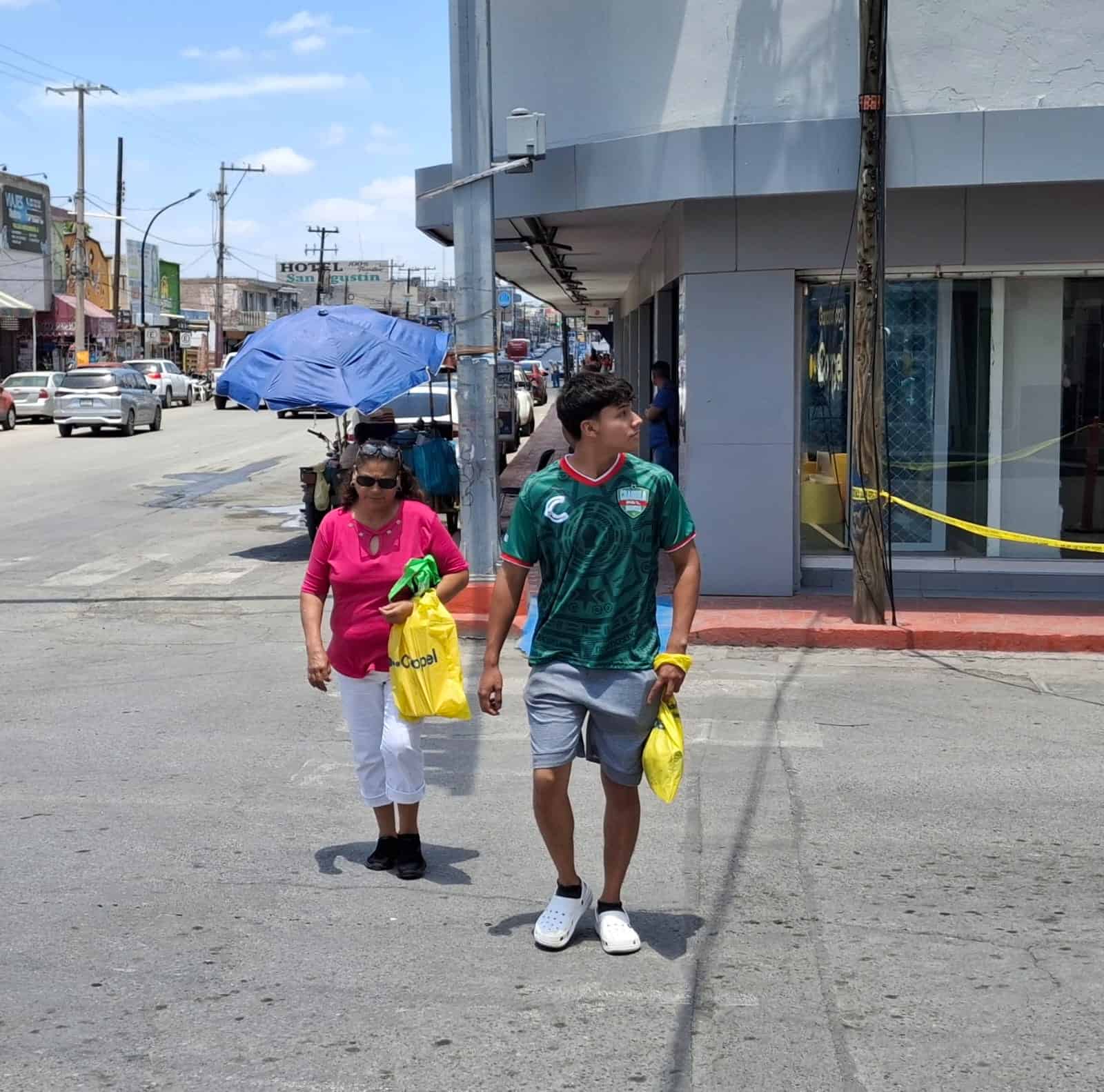 Aficionados en Monclova buscan camisetas para el Mundial 2026