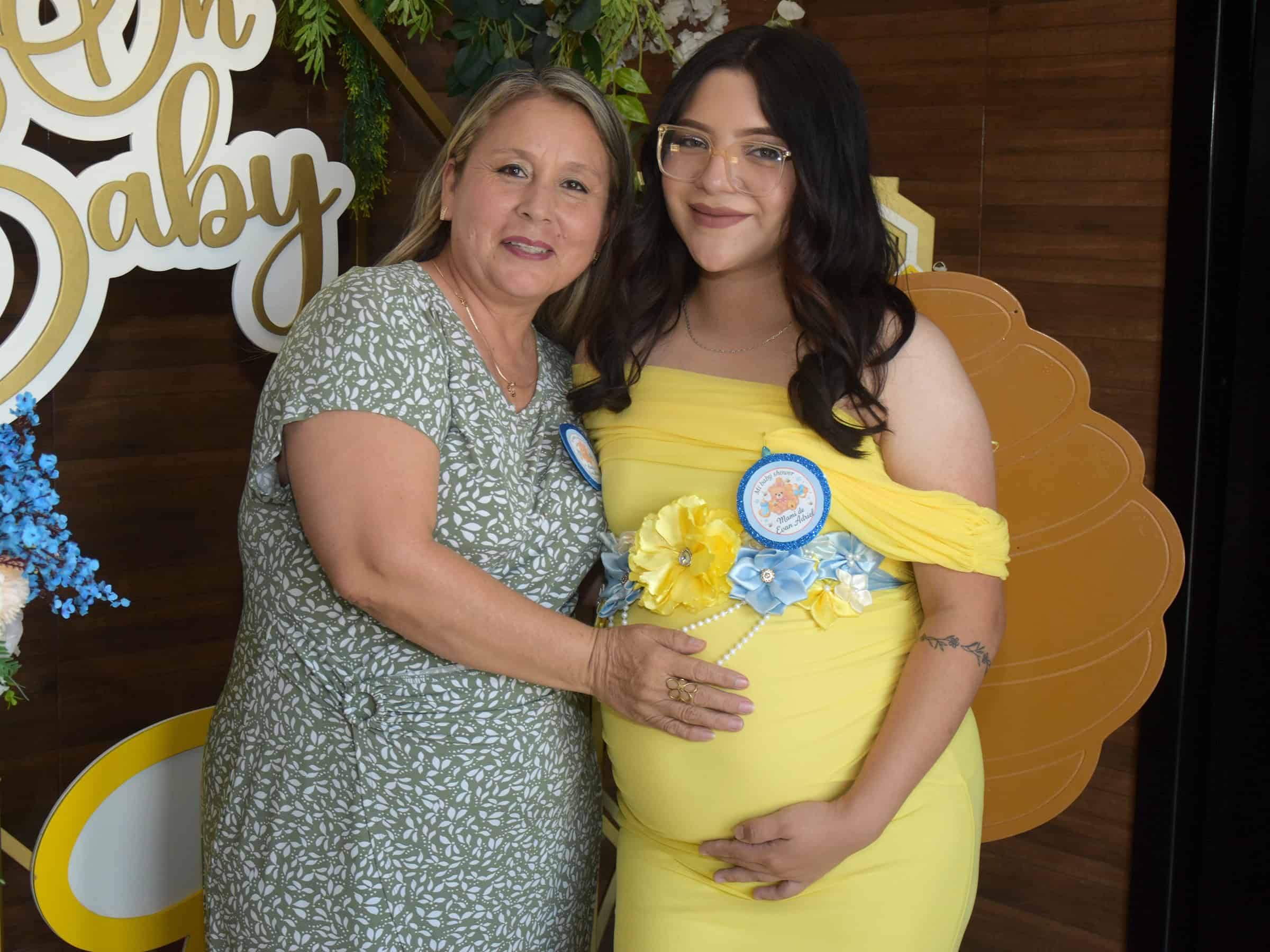 Futura mam&aacute; Jenifer Michel Villalobos festeja su baby shower