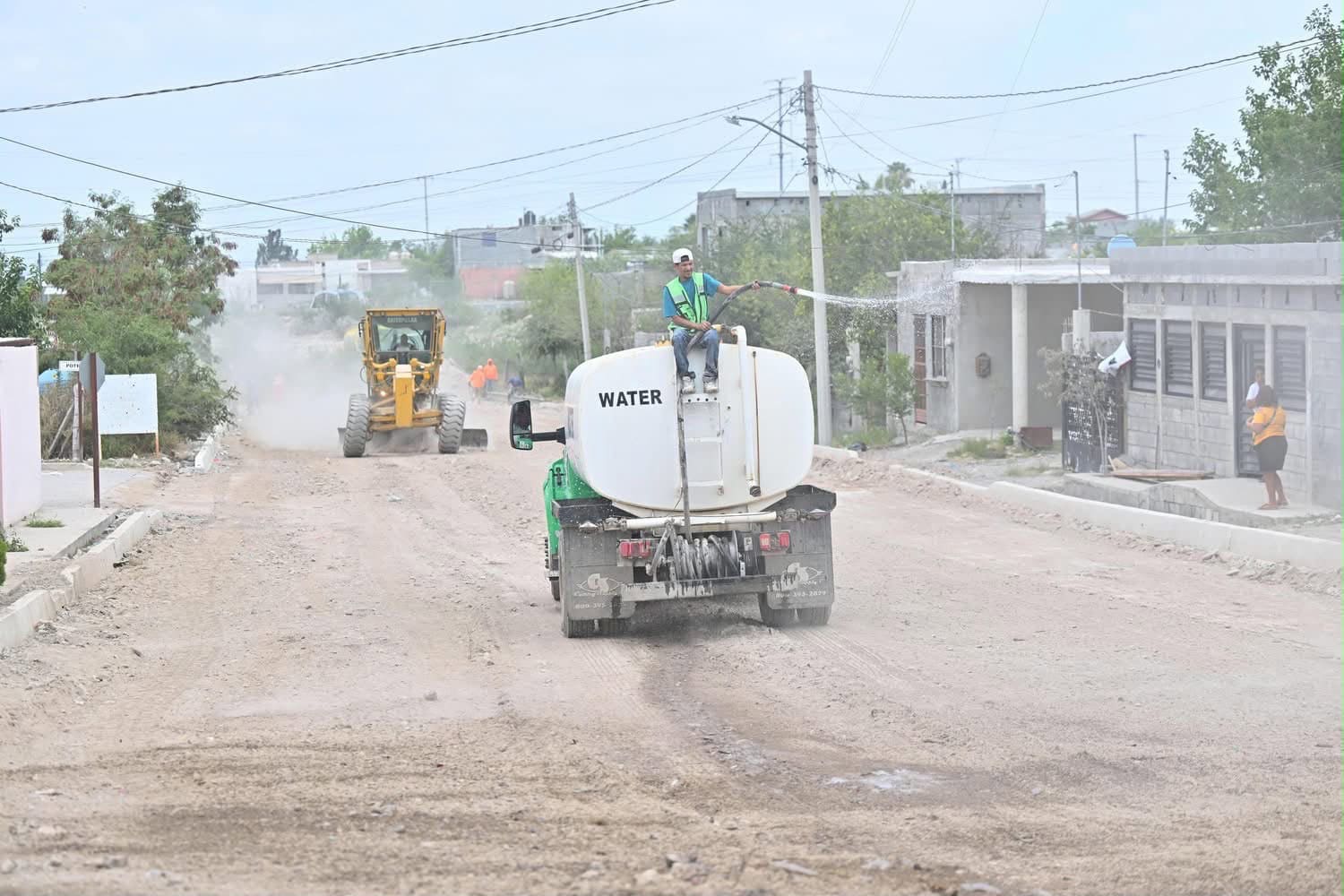 Carlos Villarreal supervisa obras de pavimentación en Monclova