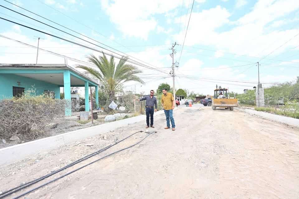 Carlos Villarreal supervisa obras de pavimentación en Monclova