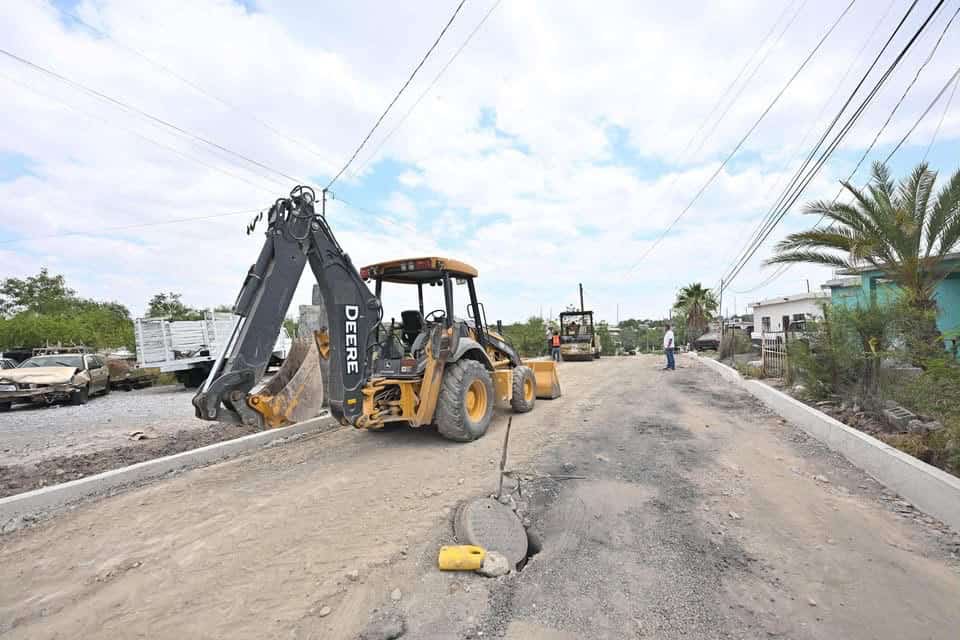 Carlos Villarreal supervisa obras de pavimentación en Monclova