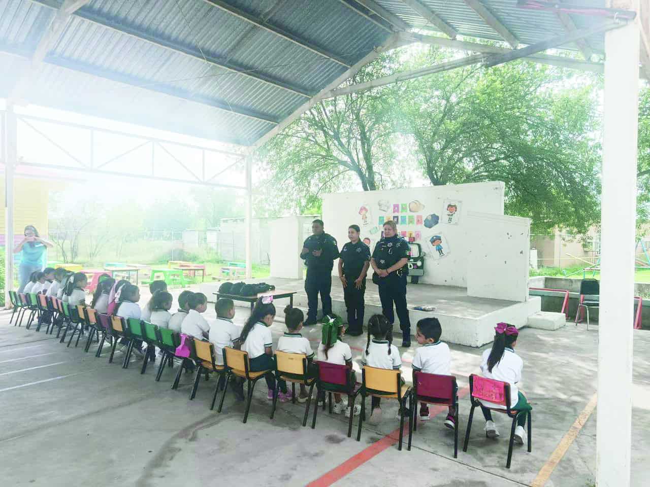 Visita de Laura Jim&eacute;nez al Jard&iacute;n de Ni&ntilde;os Arco&iacute;ris en M&uacute;zquiz