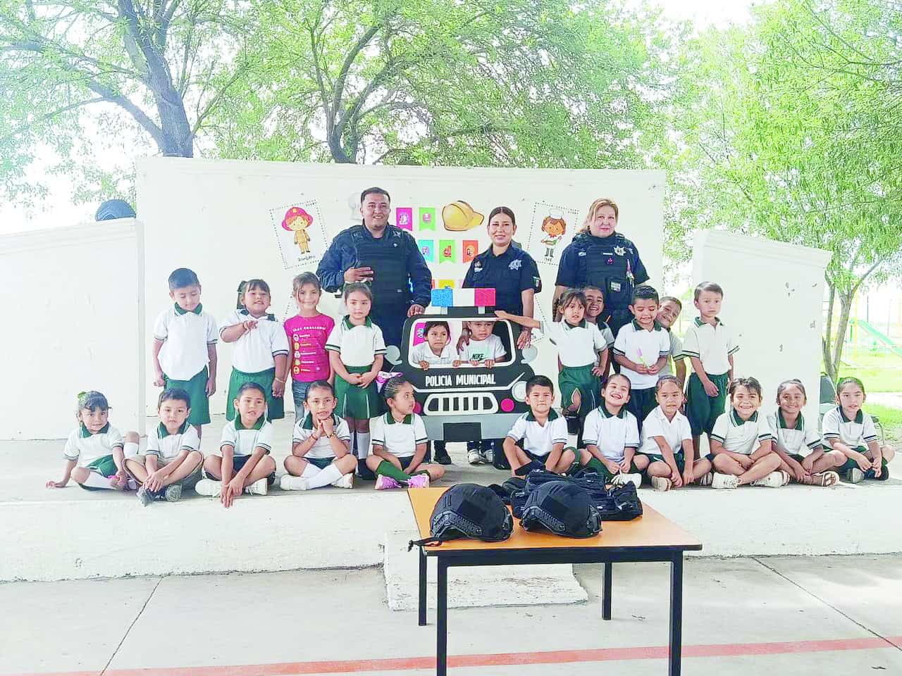 Visita de Laura Jim&eacute;nez al Jard&iacute;n de Ni&ntilde;os Arco&iacute;ris en M&uacute;zquiz