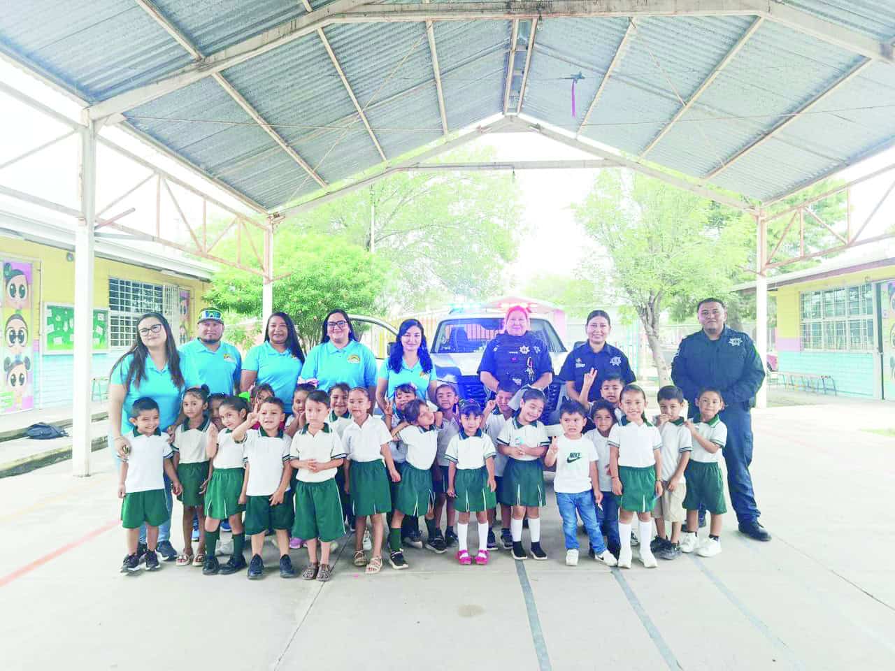 Visita de Laura Jim&eacute;nez al Jard&iacute;n de Ni&ntilde;os Arco&iacute;ris en M&uacute;zquiz