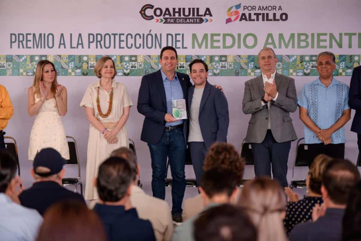 Javier D&iacute;az entrega Premio a la Protecci&oacute;n del Medio Ambiente en Saltillo