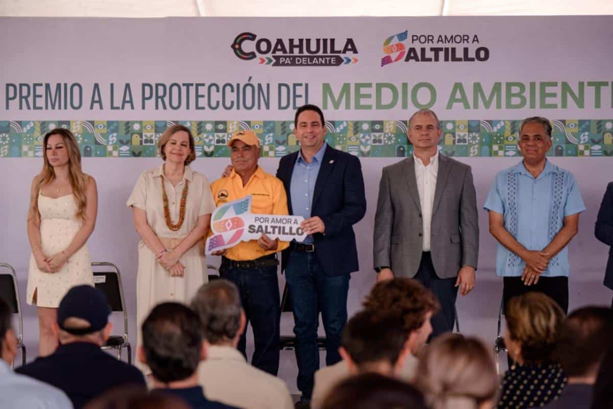 Javier D&iacute;az entrega Premio a la Protecci&oacute;n del Medio Ambiente en Saltillo