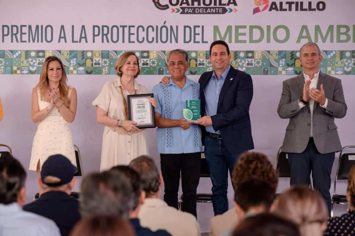 Javier D&iacute;az entrega Premio a la Protecci&oacute;n del Medio Ambiente en Saltillo