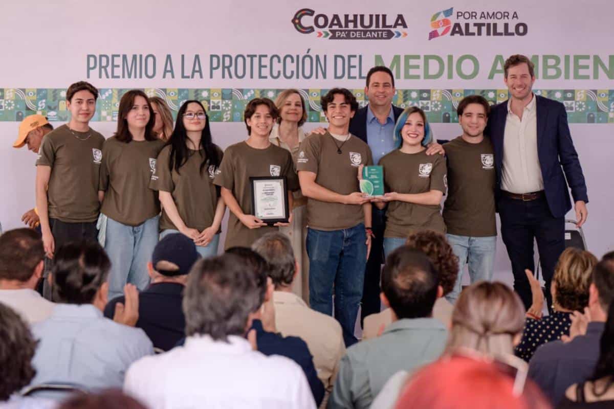Javier D&iacute;az entrega Premio a la Protecci&oacute;n del Medio Ambiente en Saltillo
