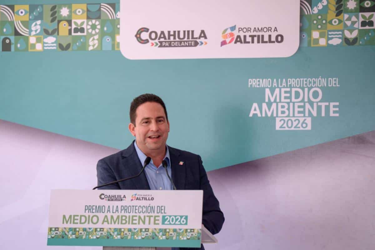 Javier D&iacute;az entrega Premio a la Protecci&oacute;n del Medio Ambiente en Saltillo